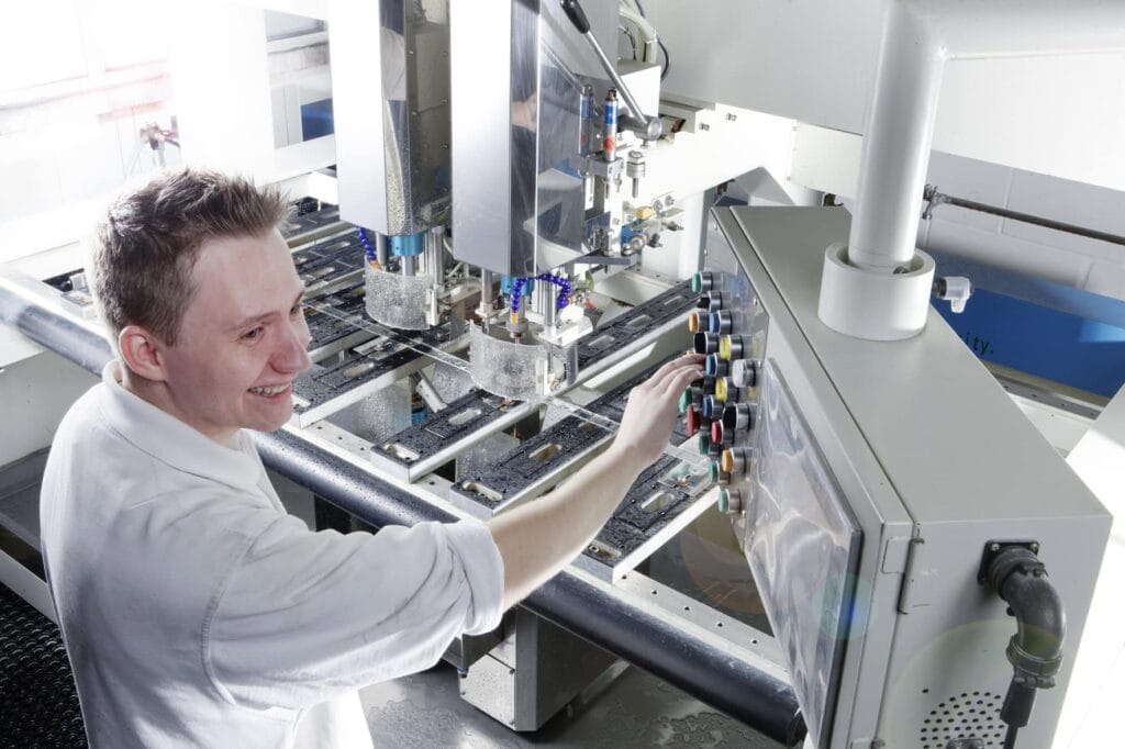 Beidseitige Kantenbearbeitung in der MBM-Produktion