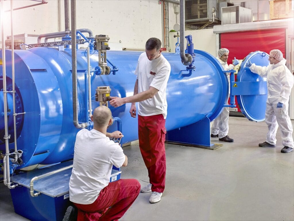Kantenschliff bei MBM Techglas, Nahaufnahme einer geschliffenen Glaskante