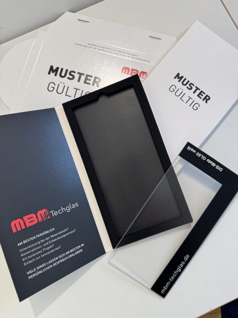 Geöffneter Musterkarton von MBM Techglas mit beschriftetem Glasmuster und Begleitkarte