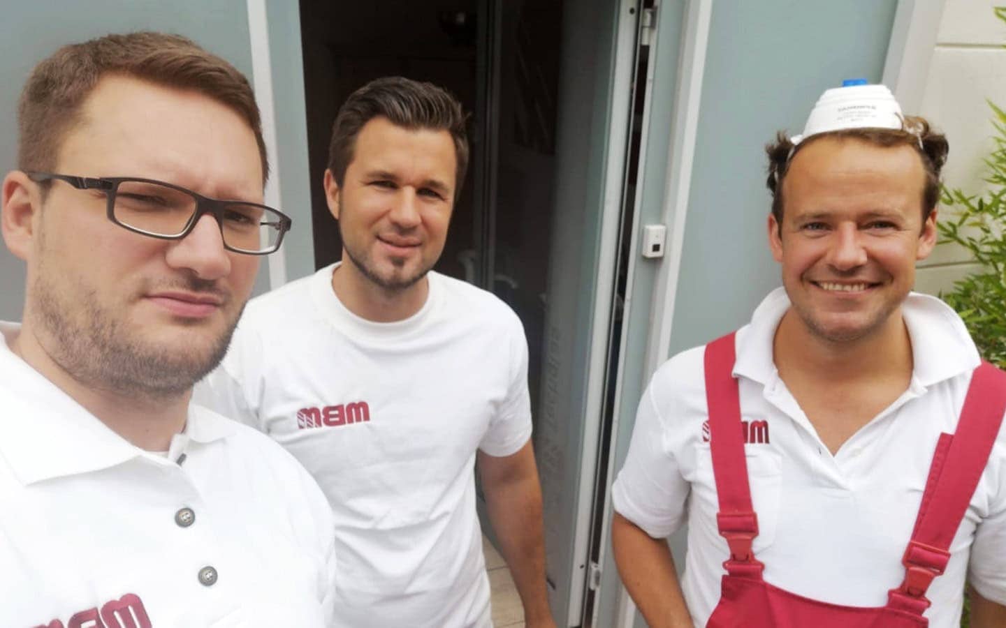 Simon Werner, Andreas Ramchen und Max Wagner in MBM-Poloshirts vor dem Firmengebäude, Sommer 2018