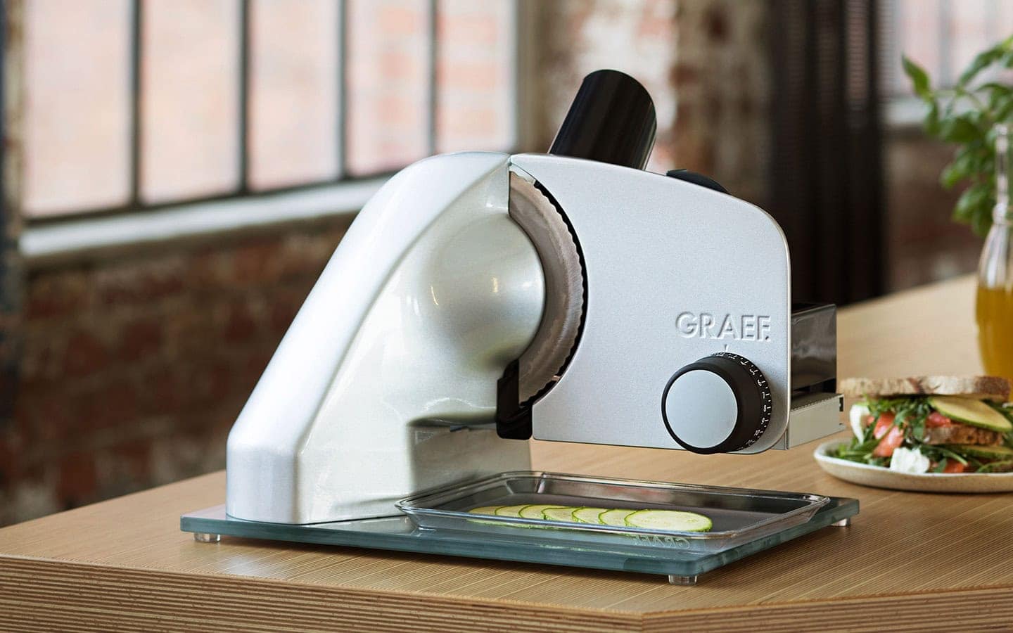 Graef Brotaufschnitt-Maschine mit gläsernem Standfuß in einer Küche