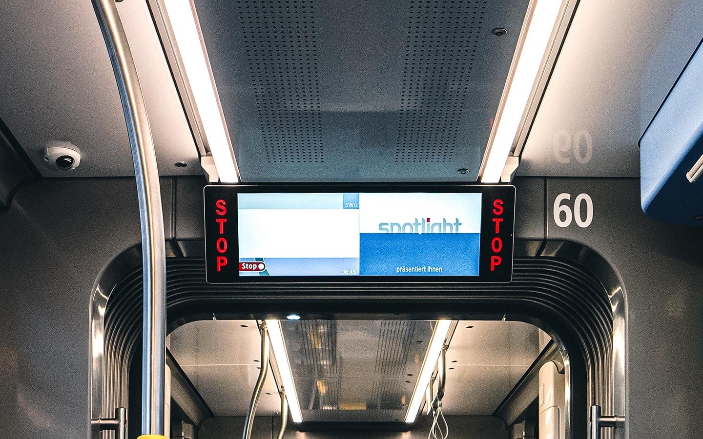 Fahrgastinformations-Display InfoVision Slave im Innenraum eines Nahverkehrsfahrzeugs