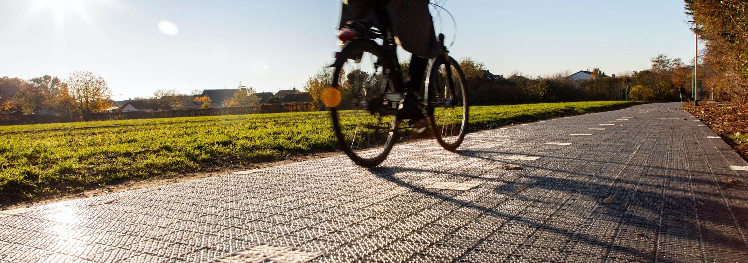 Radfahrer auf einem Solarradweg mit Deckglas von Solmove