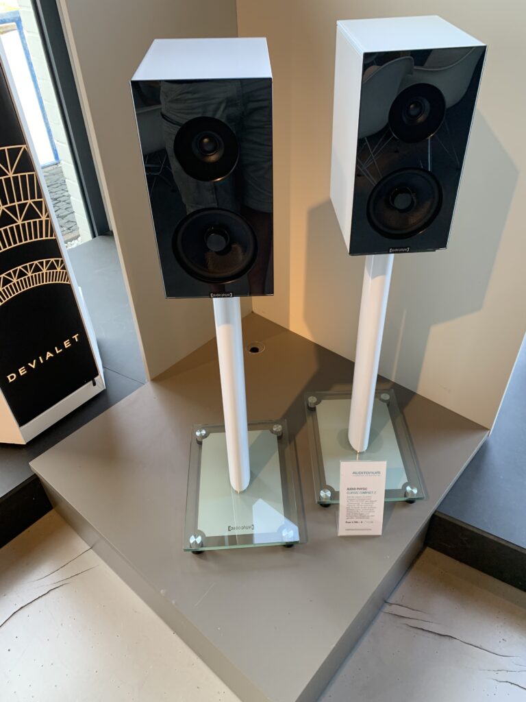 Zwei Audio Physic Standlautsprecher mit schwarzer Glasfront auf gläsernen Ständern im Ausstellungsraum