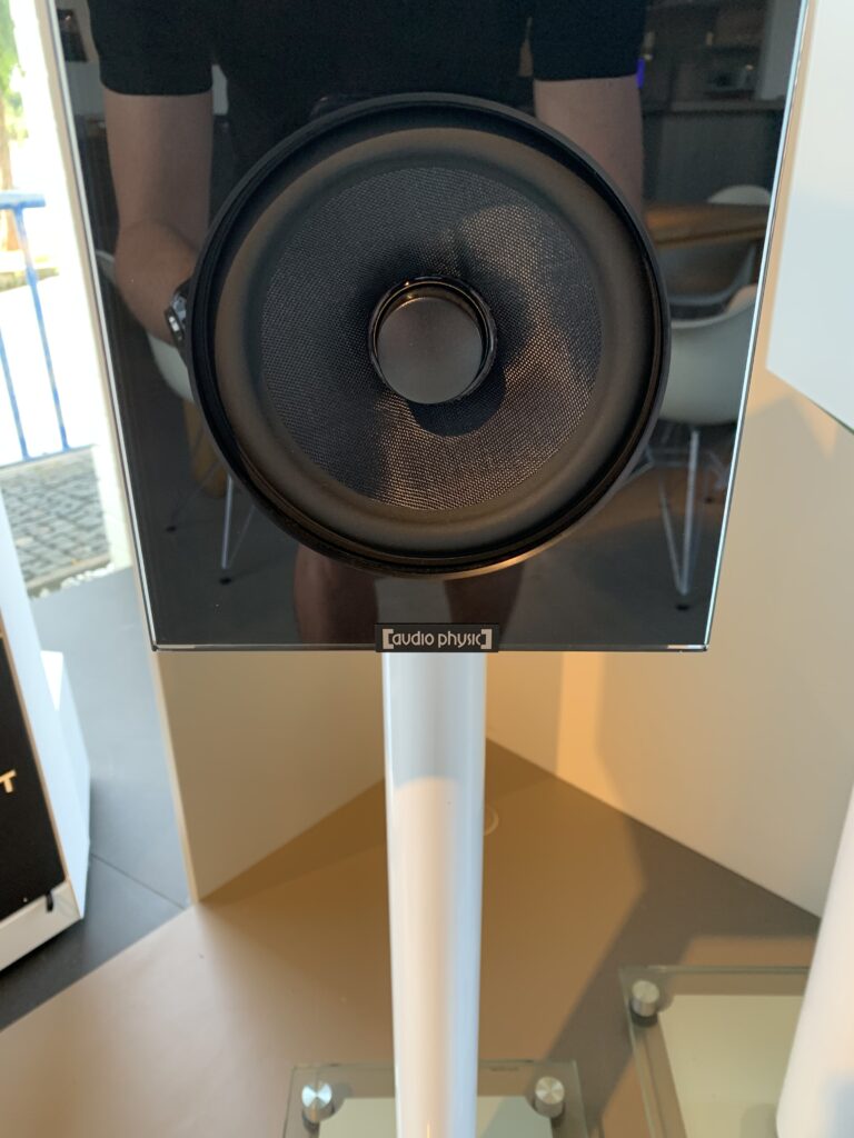 Detailaufnahme der auspolierten Lochbohrung in der schwarzen Glasfront eines Audio Physic Lautsprechers