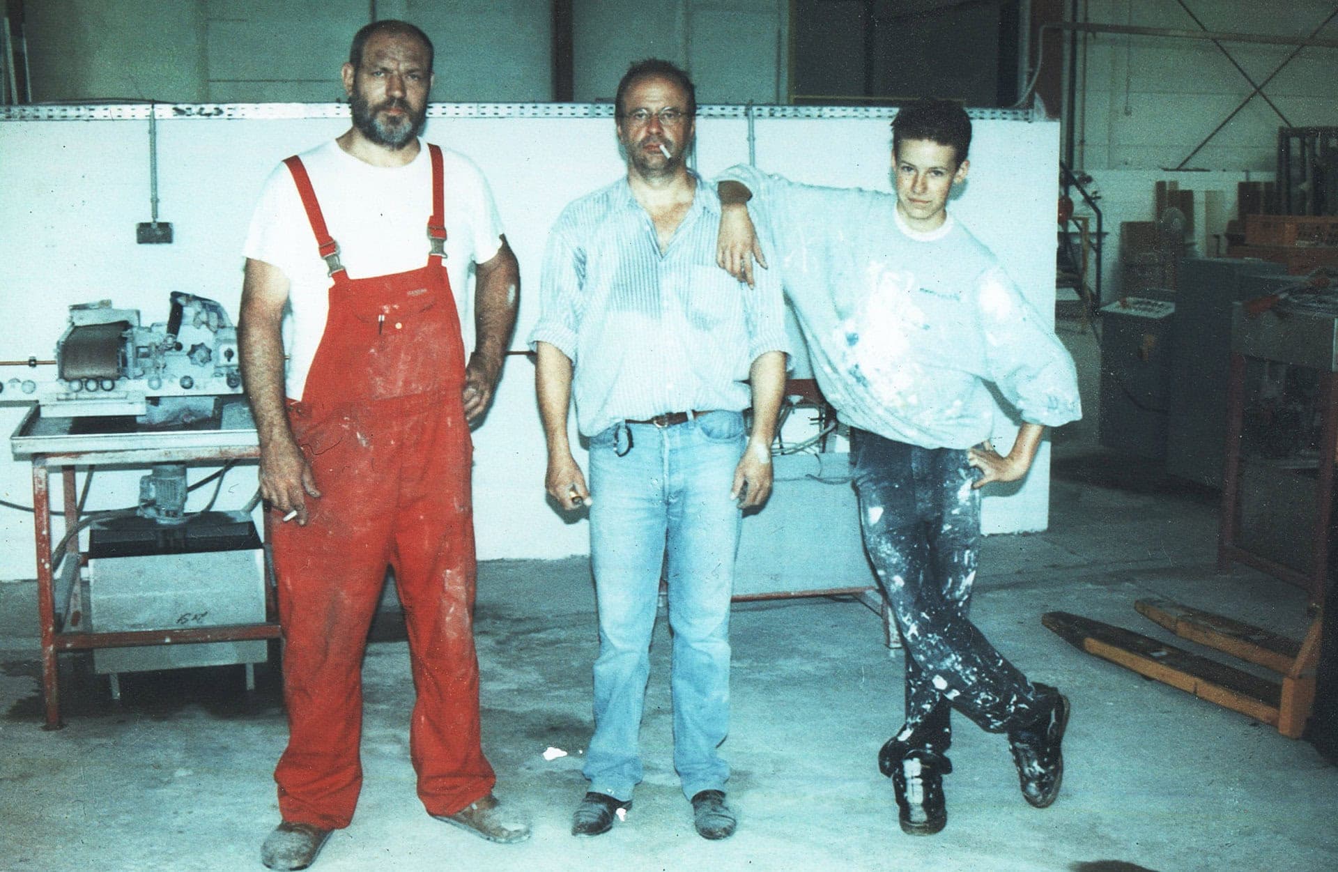 Drei Männer in der Werkhalle von MBM Techglas in Unna, August 1997
