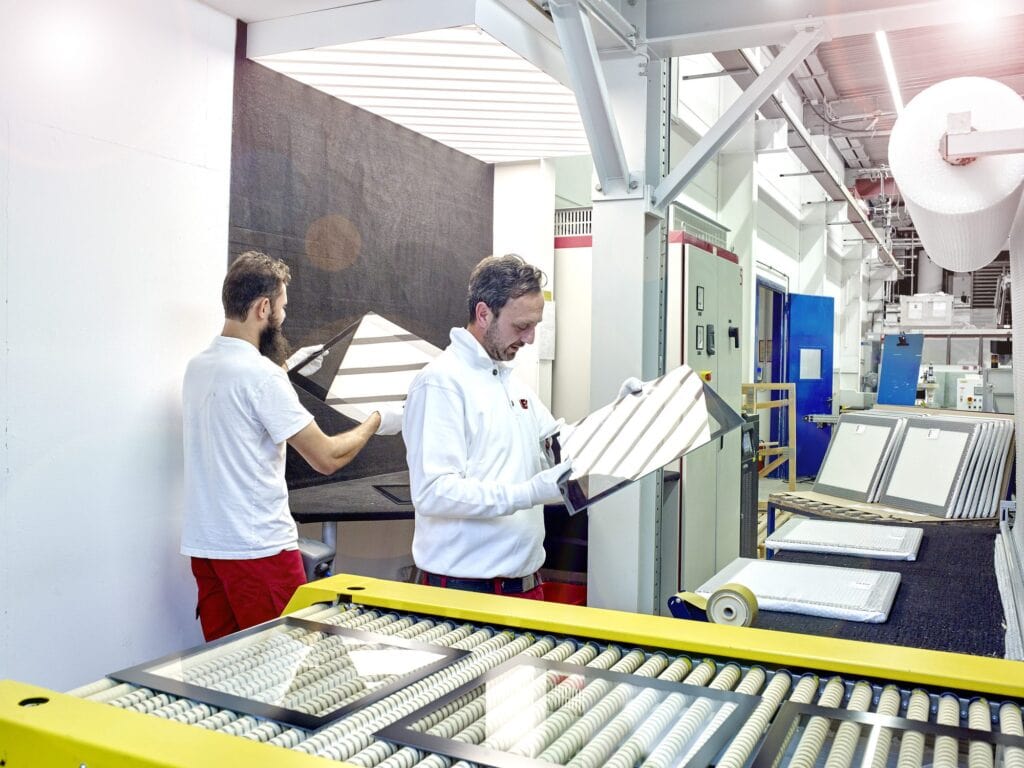 Sichtprüfung vorgespannter Scheiben bei MBM Techglas