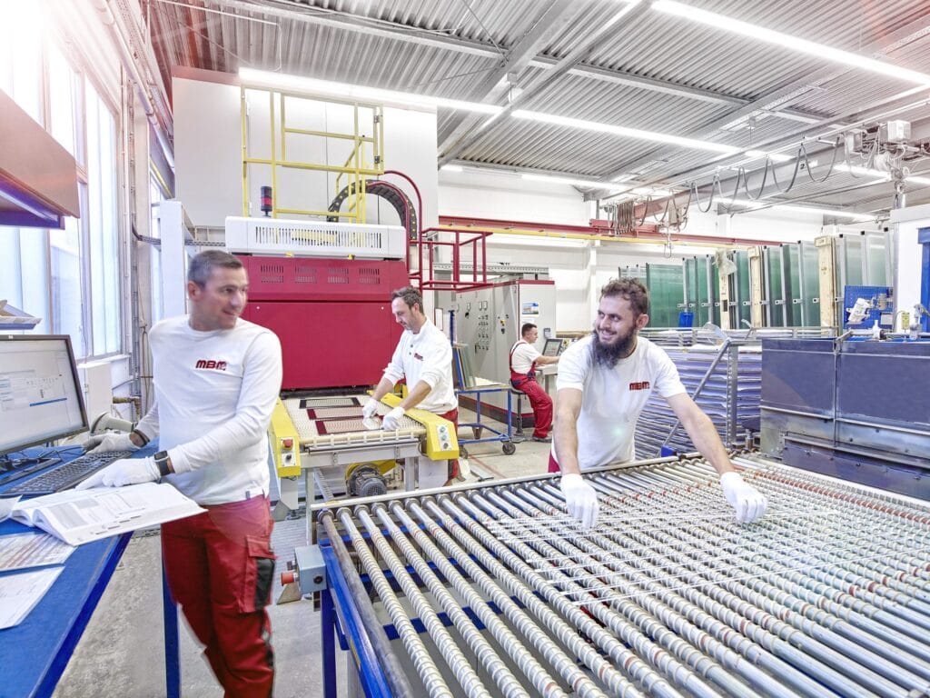 Vorspannofen bei MBM Techglas, Mitarbeiter an der Rollenbahn