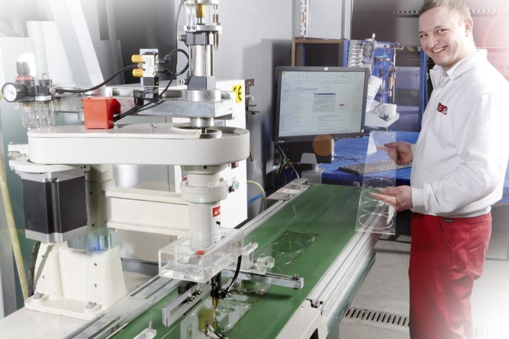 Mitarbeiter am Zuschnittautomat bei MBM Techglas