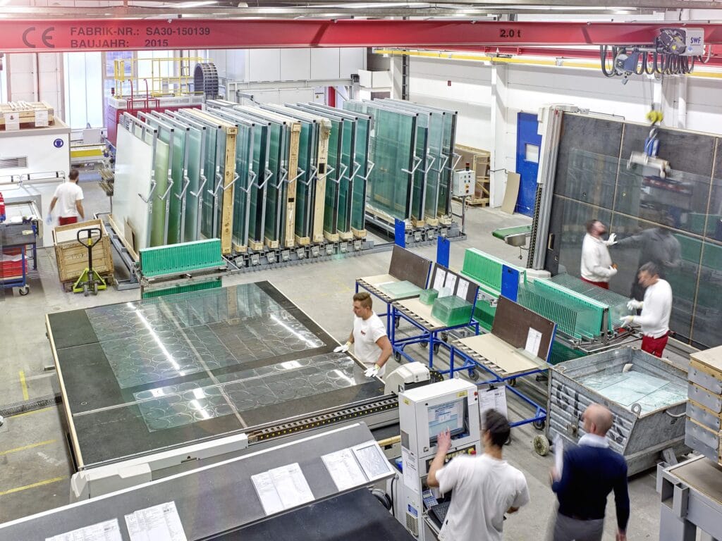 Zuschnitthalle bei MBM Techglas mit Glaslager und Kran