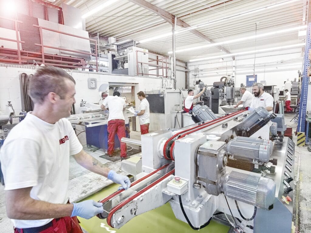 Mitarbeiter an der beidseitigen Schleifstraße für Glaskanten bei MBM Techglas