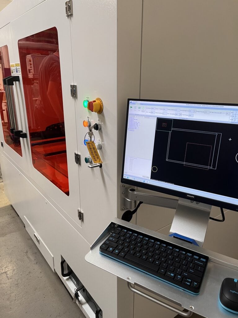 Bedienpanel der Laseranlage mit CAD-Zeichnung des Werkstücks