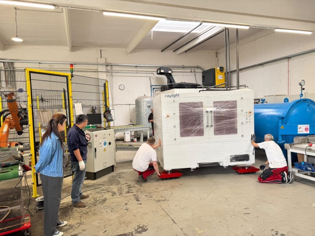 Die neue Laseranlage wird in der Fertigungshalle ausgerichtet