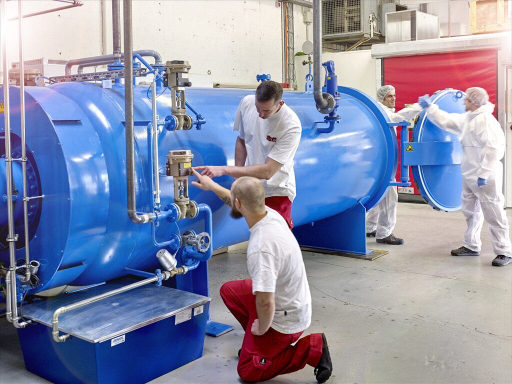 Mitarbeiter an der Ventiltechnik eines Autoklavs bei MBM Techglas